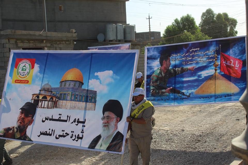 مقاتلون شيعة خلال مسيرة بمناسبة 